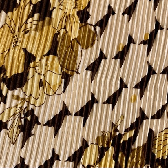 Serenade New York Accordion Pleated Blou… - Picture 4 of 8